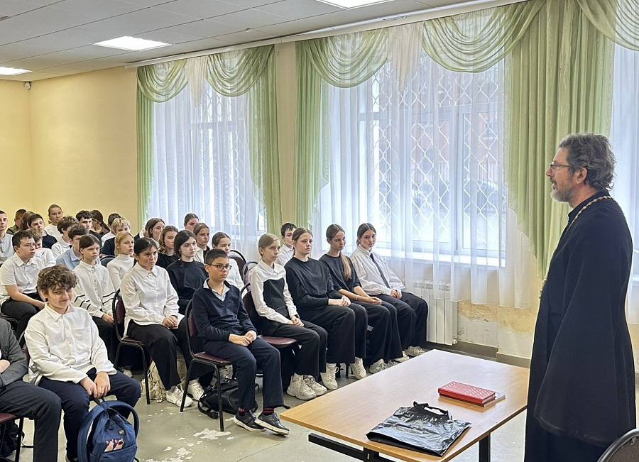 Учащиеся трёх классов задали вопросы священнику в МОУ «СОШ им. Героя России лётчика-испытателя Сергея Рыбникова» 